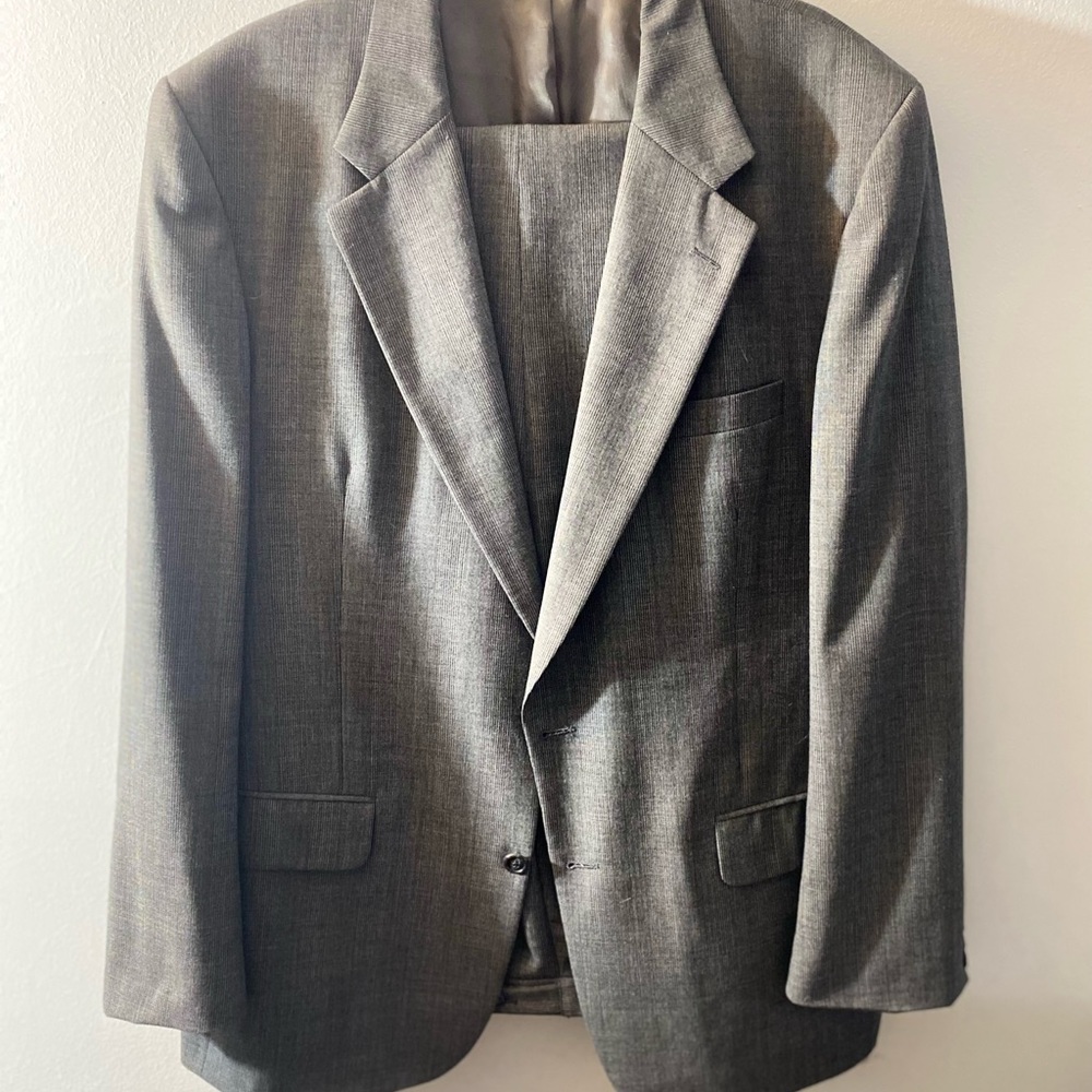 Vintage Burberry 46R Gray 2 Piece Suit with Notched Lapels and Textured Fabric